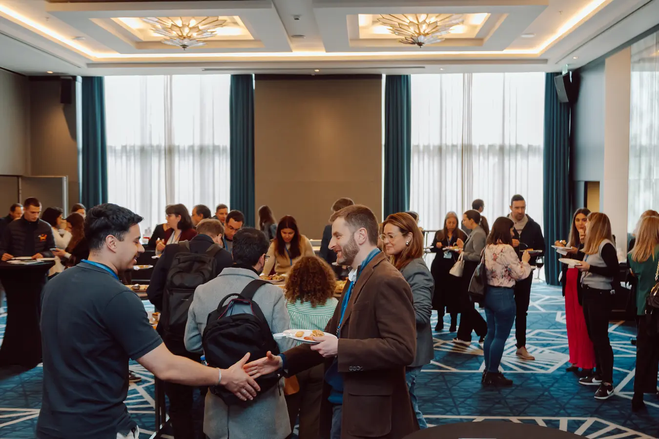 Networking profissional em evento de liderança